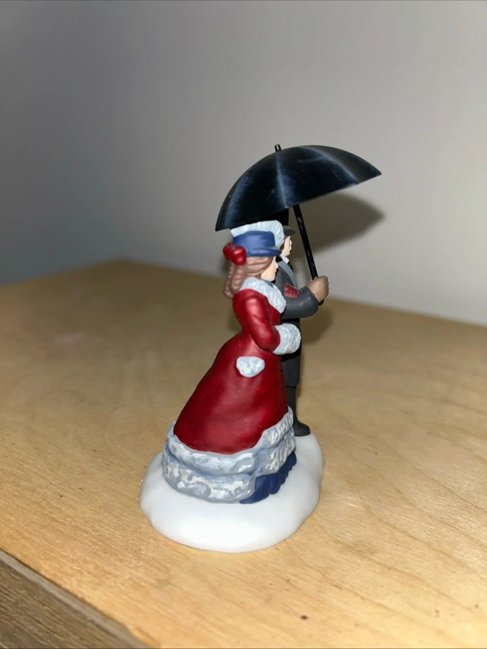 Dept 56 Under the Bumbershoot Item #58460 Dickens Village Accessory Retired 2002